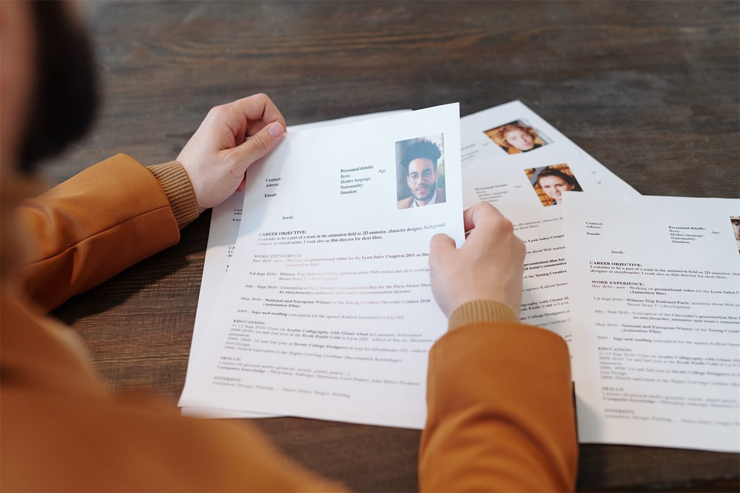 Currículum impreso sobre un escritorio
